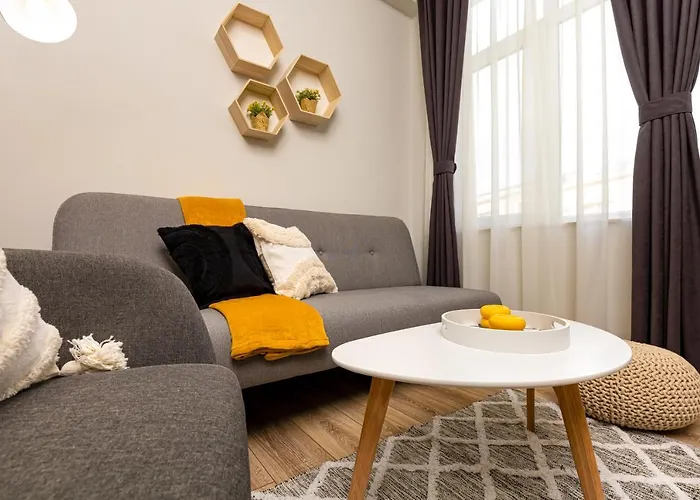 Kapana On Pedestrian Street With Parking Included Πανσιόν